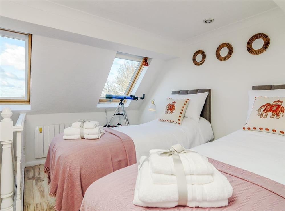 Light and airy twin bedroom at Church View Cottage in Goudhurst, England