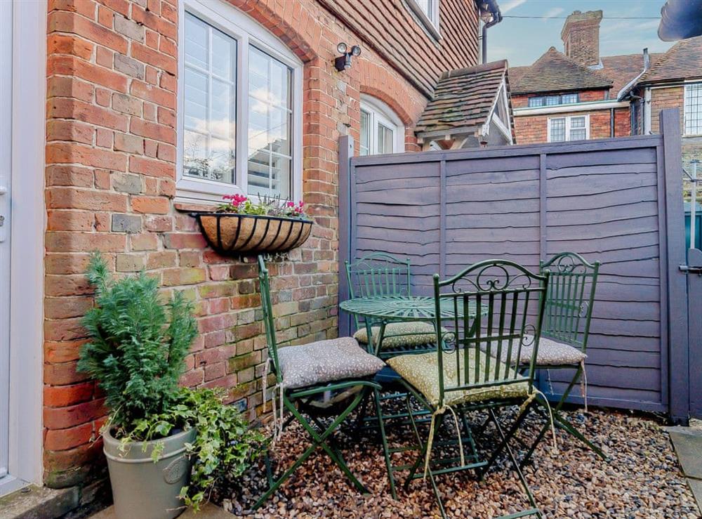 Sitting-out-area at Church View Cottage in Goudhurst, England