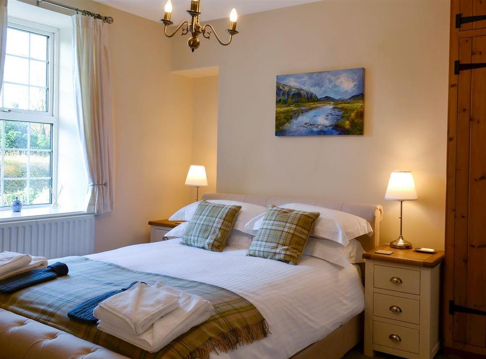 Comfortable bedroom with kingsize bed and en-suite at Churchill House in Grassington, North Yorkshire