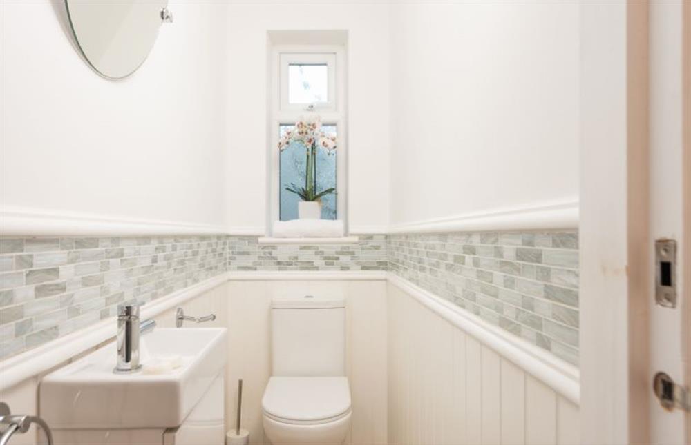Family bathroom with a wash basin and WC at Chy an Mor, Coverack