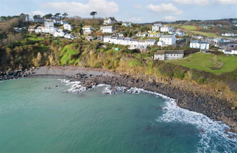 Stay on the waters edge at Chy an Mor, Coverack