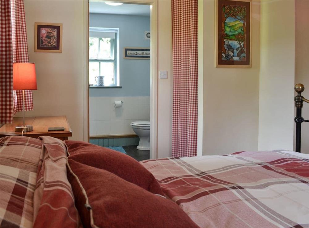 Double bedroom with en-suite at Cil Y Felin in Beddgelert, near Caernarfon, Gwynedd
