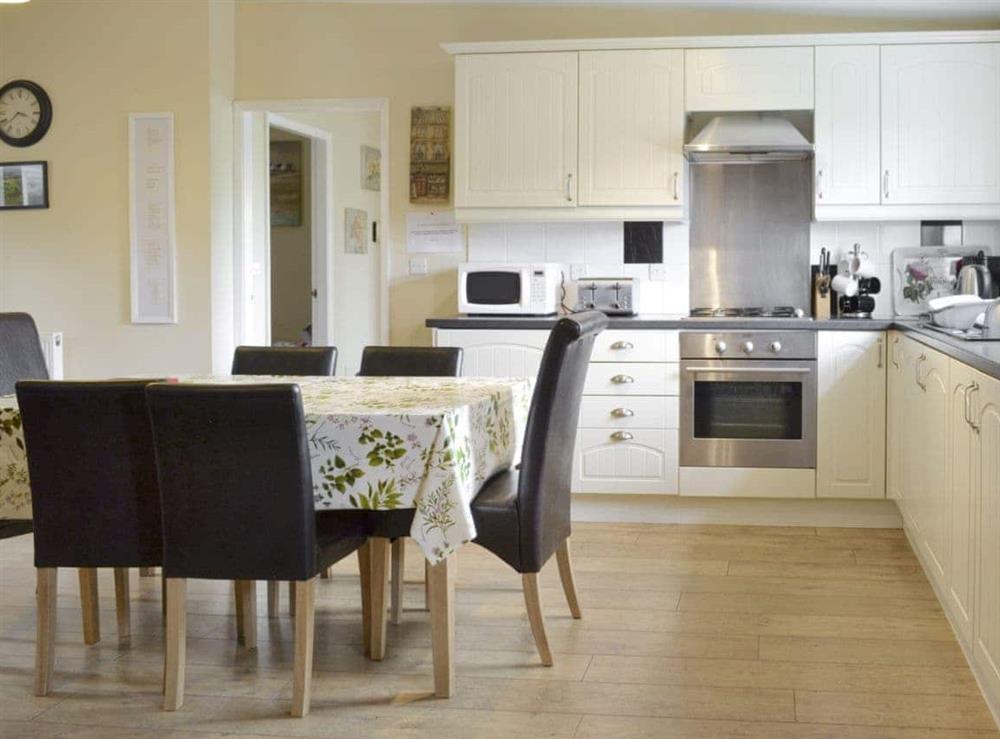 Fully-appointed fitted kitchen and convenient dining area at Cowslip Cottage, 