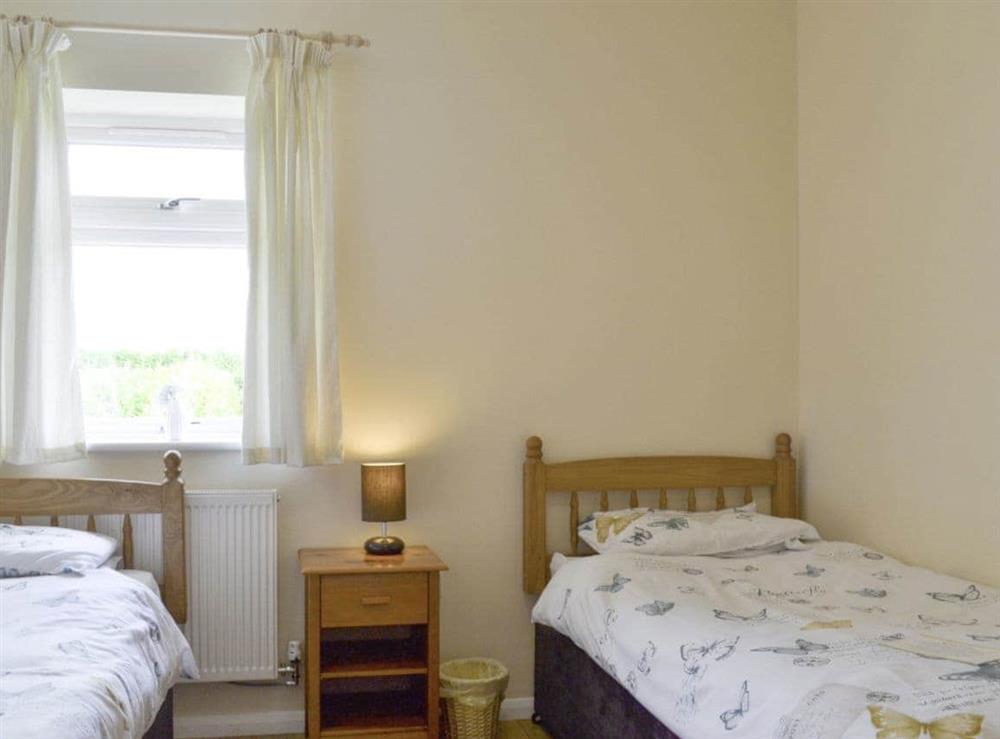 Good-sized twin bedroom at Snowdrop Cottage, 