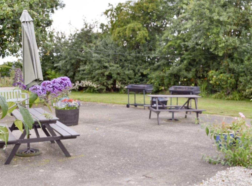 Shared outdoor patio and BBQ area at Snowdrop Cottage, 