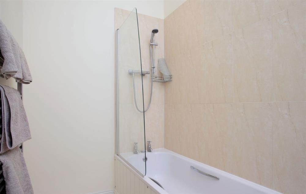 En-suite bathroom with bath and shower over at Clayhanger Lodge, Abbotsbury