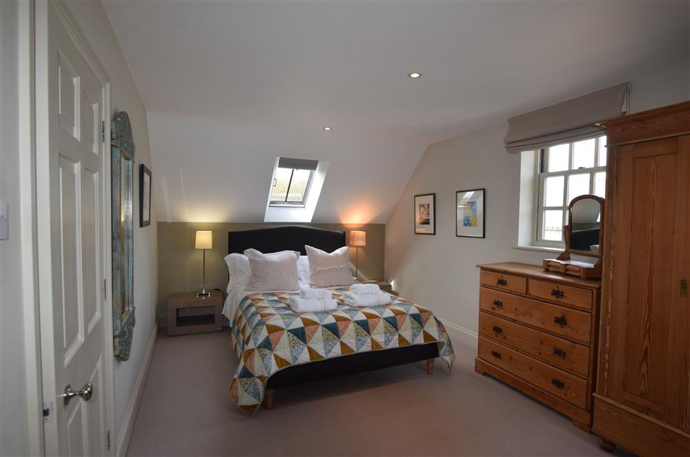 Bedroom with 5’ king-size bed and en-suite bathroom at Claytons Cottage, Lower Oddington