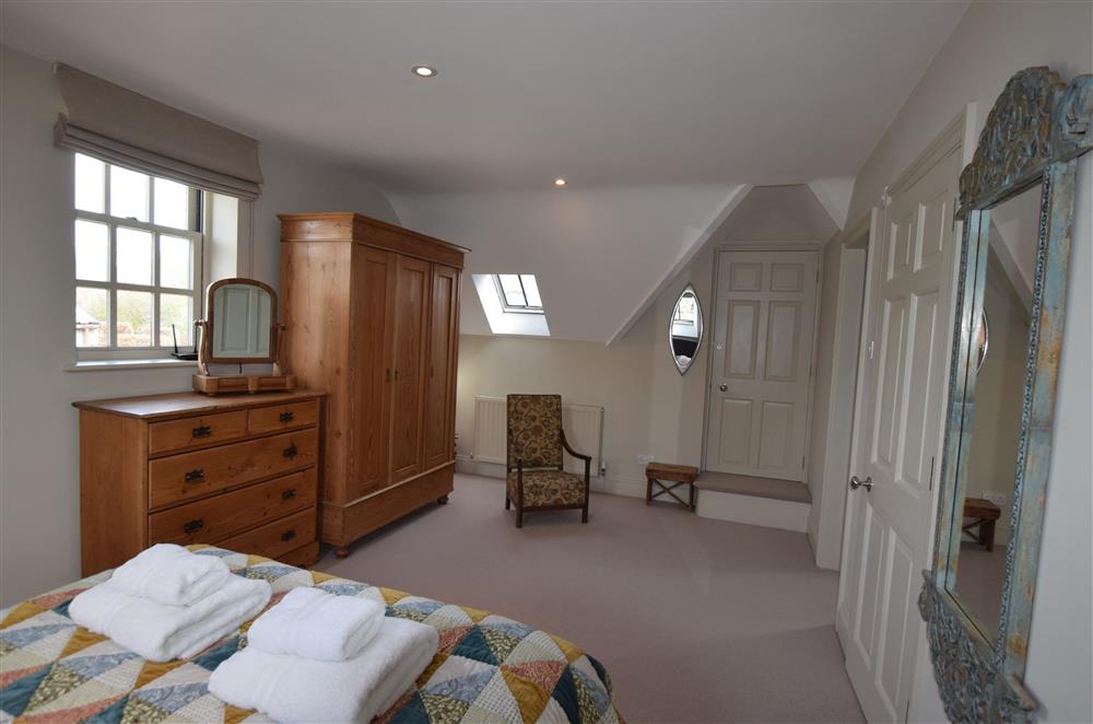 Spacious master bedroom at Claytons Cottage, Lower Oddington