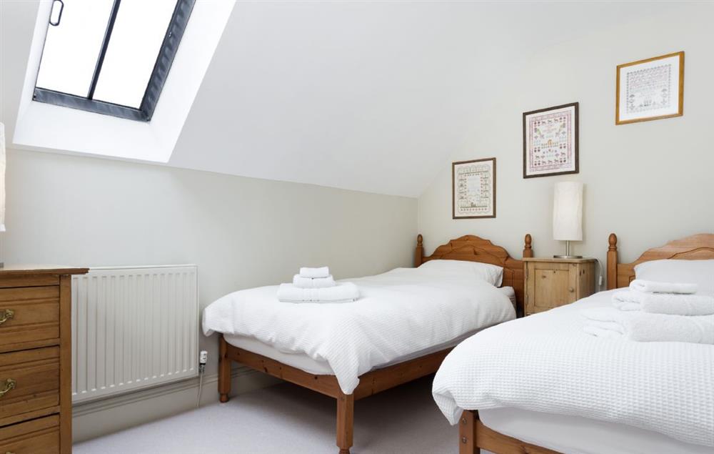 Twin bedroom with en-suite shower room at Claytons Cottage, Lower Oddington