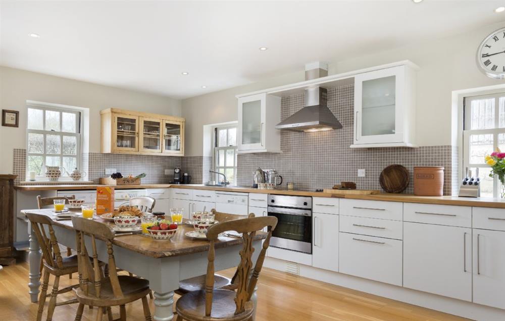 Well equipped kitchen with large farmhouse dining table at Claytons Cottage, Lower Oddington