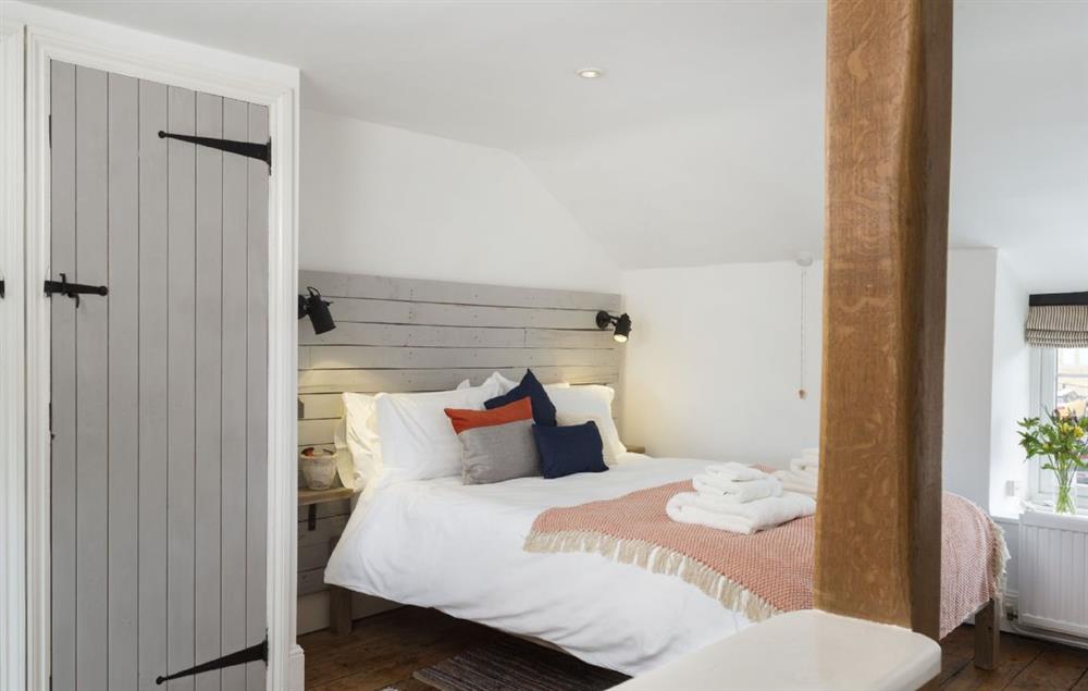 King-size bedroom with traditional features at Clematis Cottage, Blockley