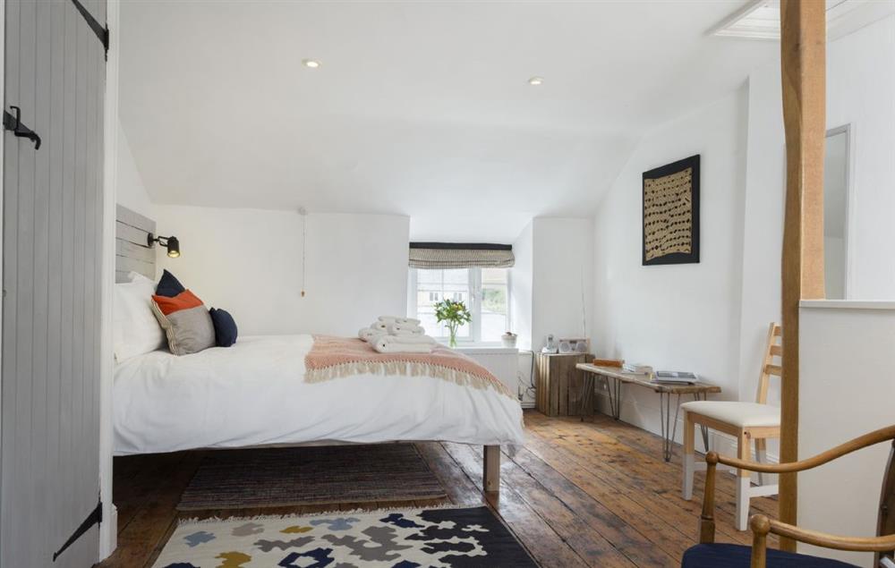 Large bedroom with a king-size bed at Clematis Cottage, Blockley