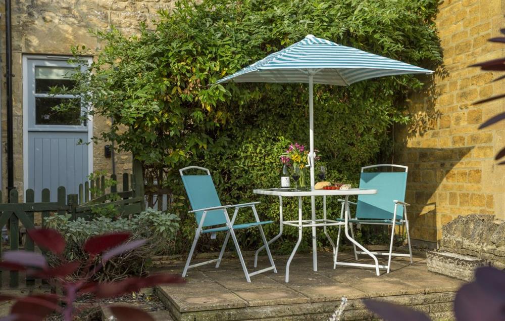 Private outside space with garden furniture to enjoy at the cottage at Clematis Cottage, Blockley