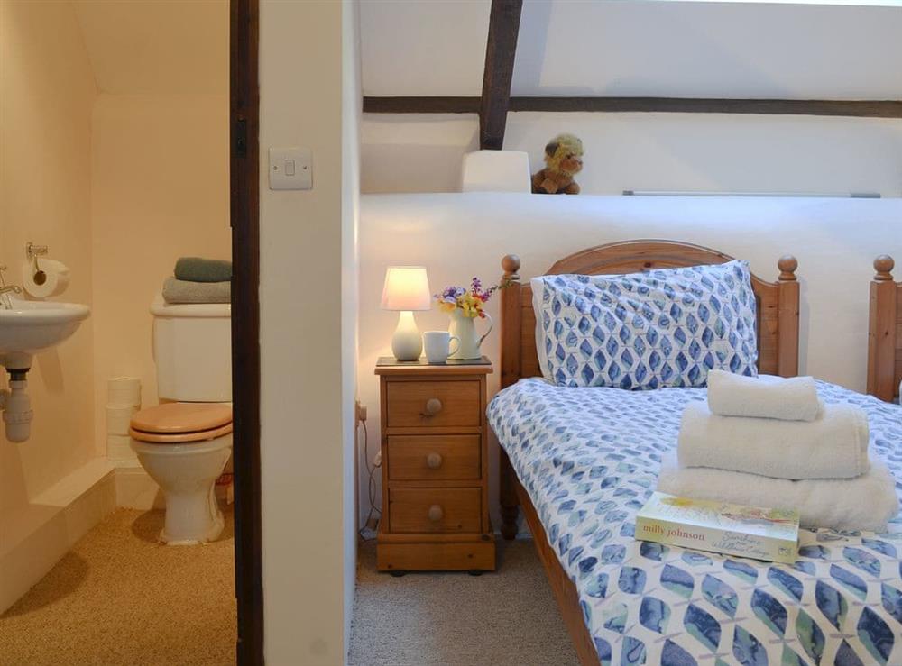 Twin bedroom with en-suite at Clematis Cottage in Derriton, near Holsworthy, Devon