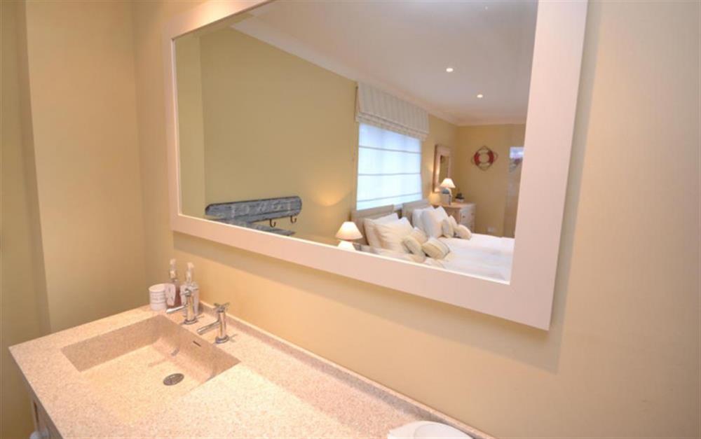 The twin room wash basin at Cliff Crest in Kingsbridge