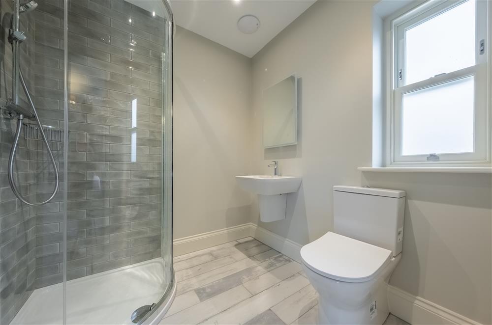 Bedroom eight’s en-suite shower room with underfloor heating at Cliff Farmhouse, Lincoln