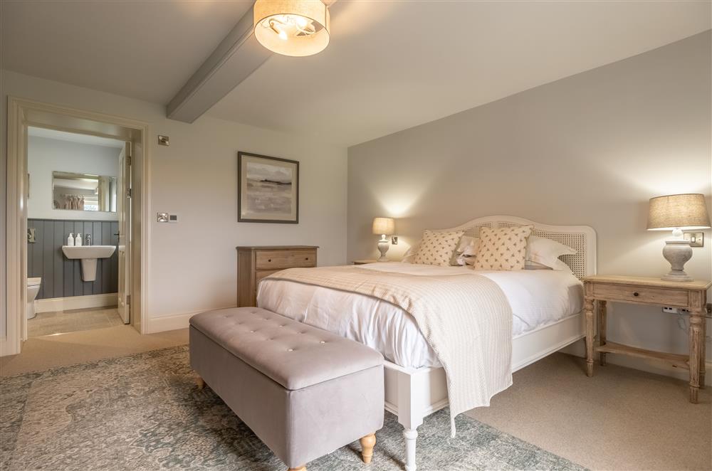 Bedroom four with a 5’ king-size bed and en-suite shower room at Cliff Farmhouse, Lincoln