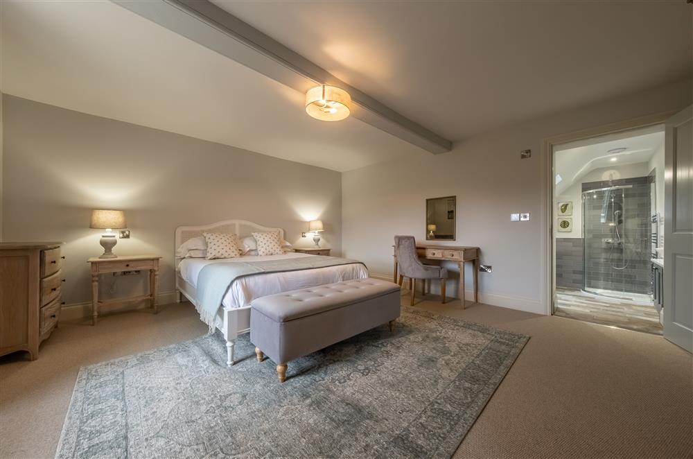Bedroom two with a 5’ king-size bed and en-suite bathroom at Cliff Farmhouse, Lincoln