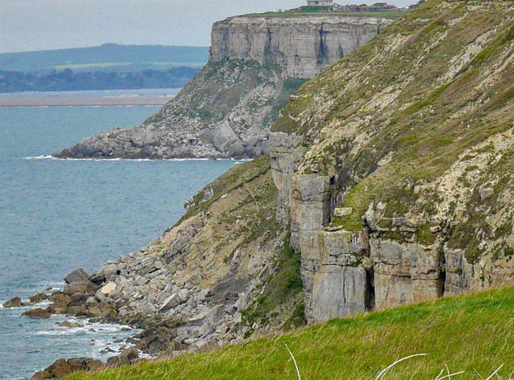 Cliff Walk in Portland, near Weymouth, Dorset sleeps 4