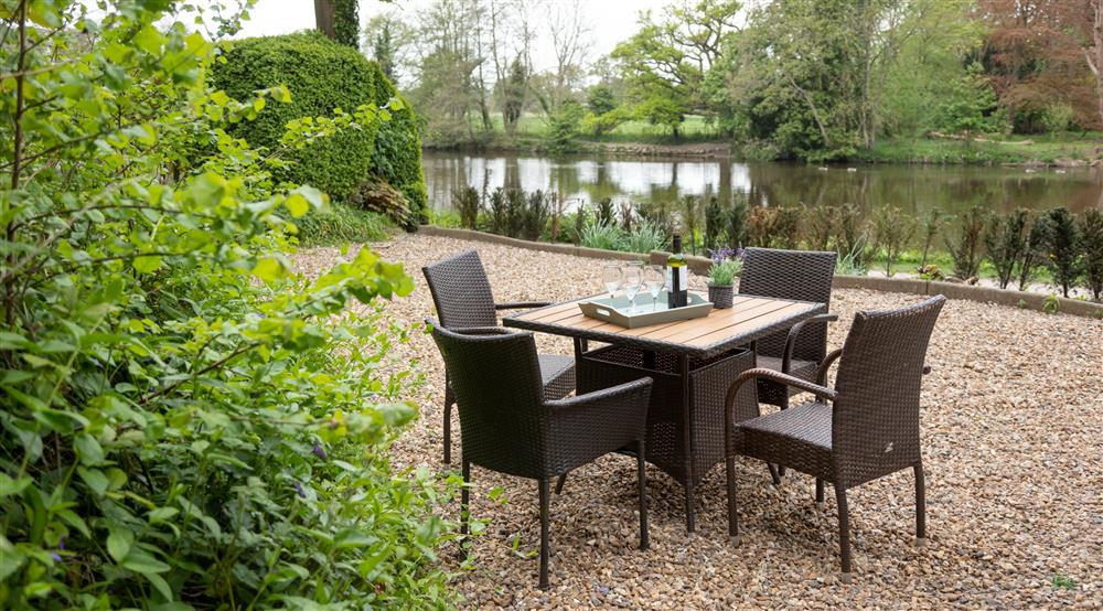The outdoor seating at Cliveden Ferry Cottage in Nr Maidenhead, Berkshire