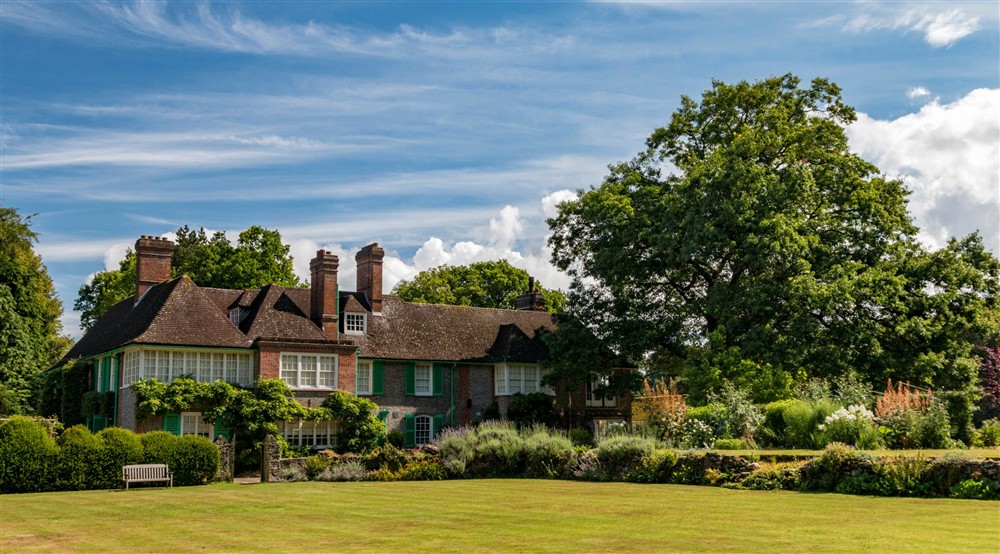 An image of the house and garden at Cliveden New Cottage in Nr Maidenhead, Berkshire