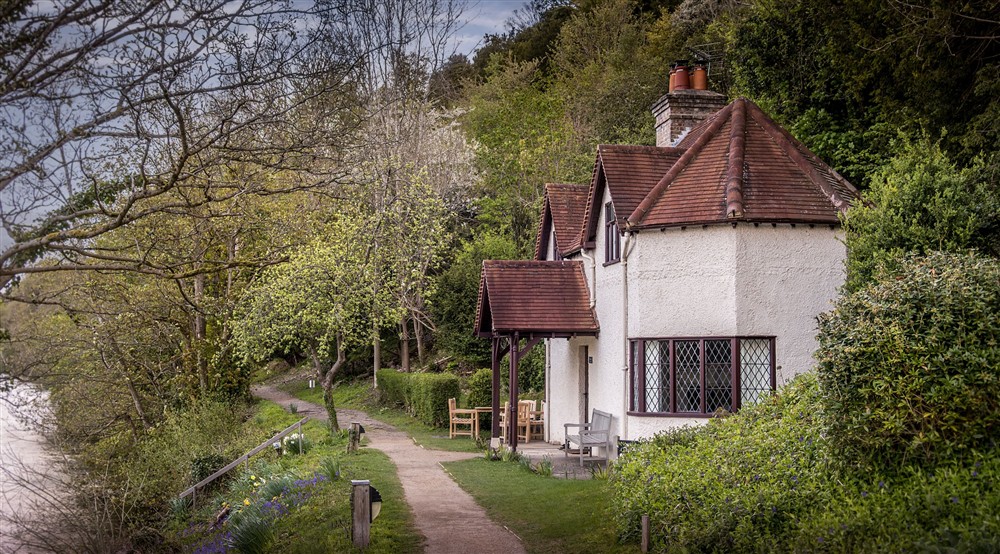Cliveden New Cottage, on the banks of the River Thames, Berkshire at Cliveden New Cottage in Nr Maidenhead, Berkshire