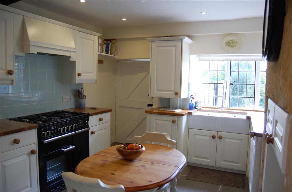 Breakfast kitchen with range cooker at Closes Farm Cottage, Broadway
