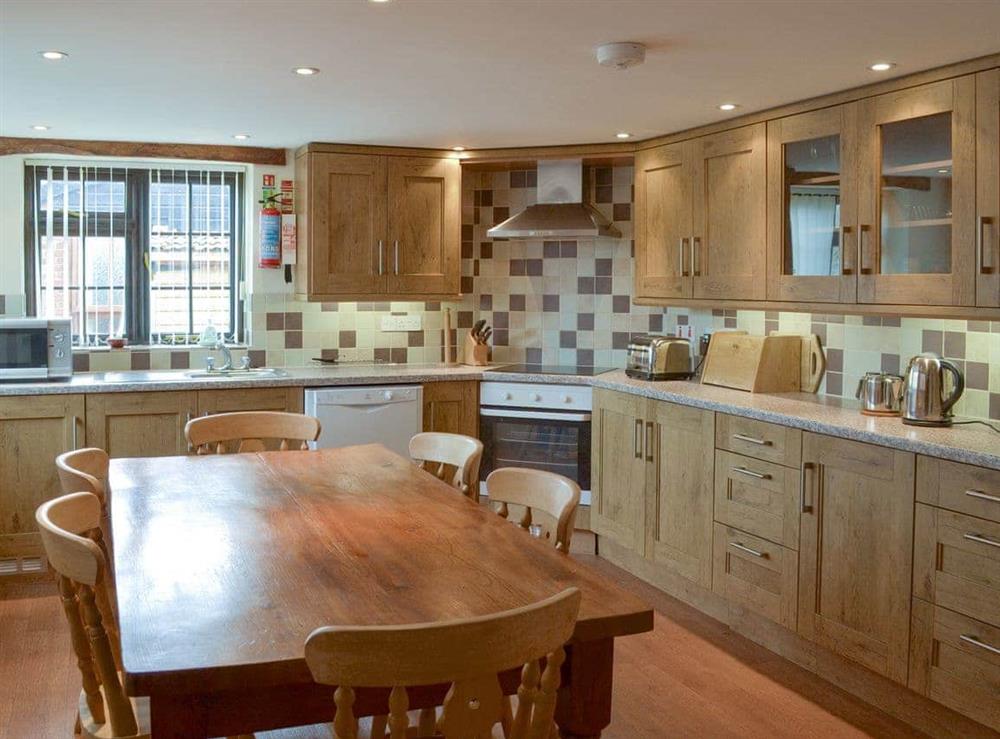 Spacious well-equipped kitchen and dining room at Clyst William Barn in Plymtree, Cullompton, Devon