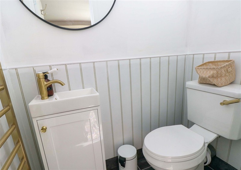 The bathroom at Coach House Cottage, Broad Haven