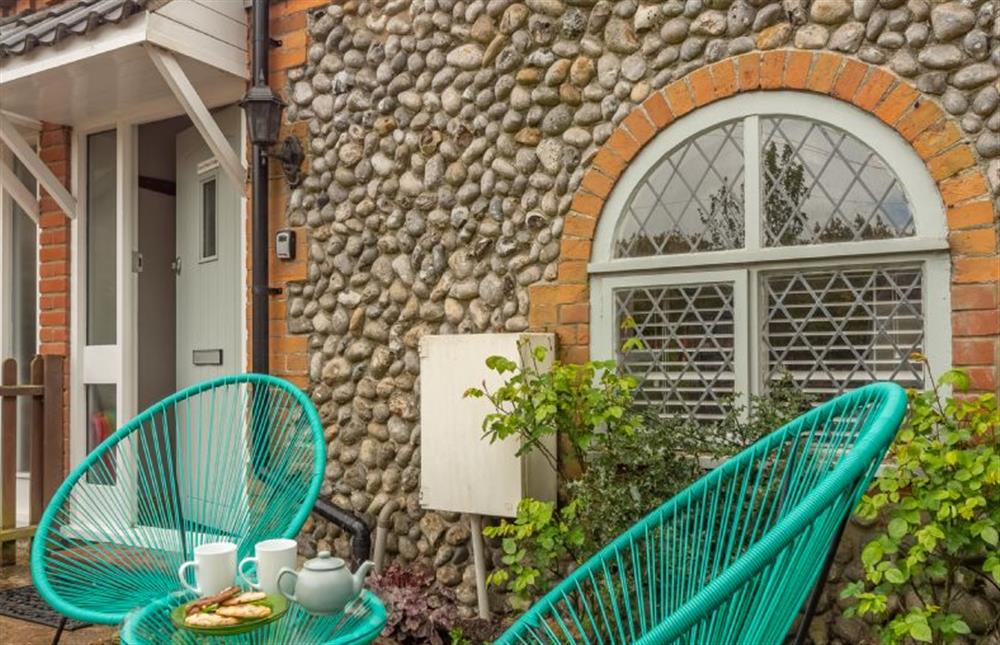 With two courtyards, front and back, this little pad offers you a choice of where to sit for your morning coffee and croissant 