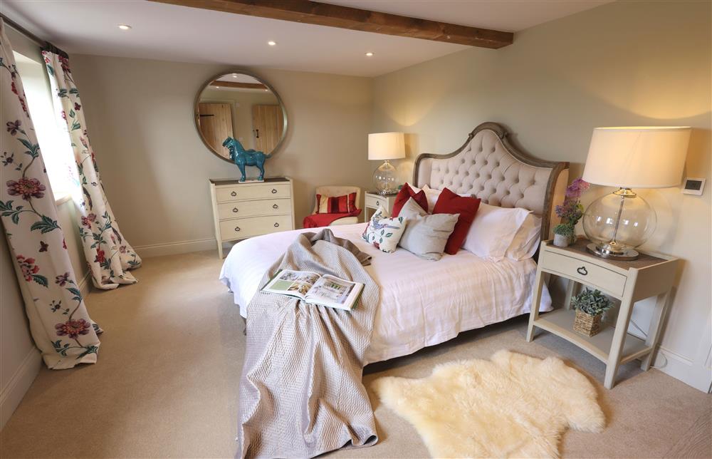 Bedroom one on the ground floor, with a 5’ king-size bed and en-suite bathroom at Coach House, Walton, Near Stratford-upon-Avon