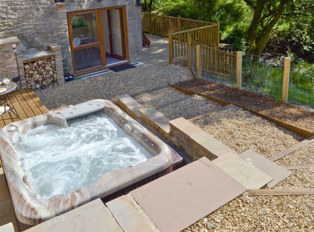 Hot tub in sunken courtyard at Coachmans Cottage in Fernilee, near Whaley Bridge, Derbyshire