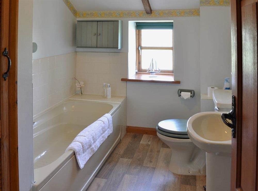 In addition to the en-suite there is a well-proprtioned family bathroom at Coachmans Cottage in White Cross, near Newquay, Cornwall