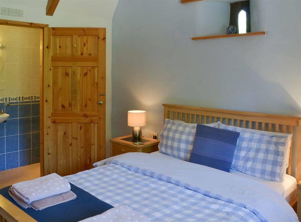 Comfortable double bedroom with en-suite at Coachmans Retreat in Pennytinney, St Kew., Cornwall