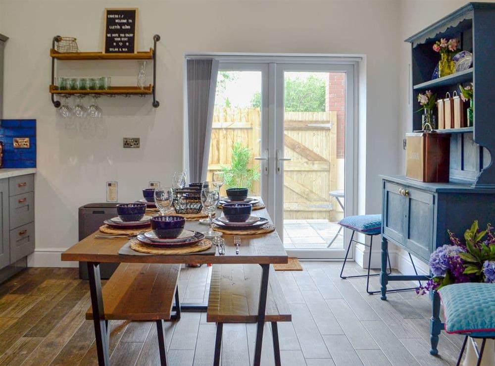 Coal House in Ammanford, Dyfed sleeps 6