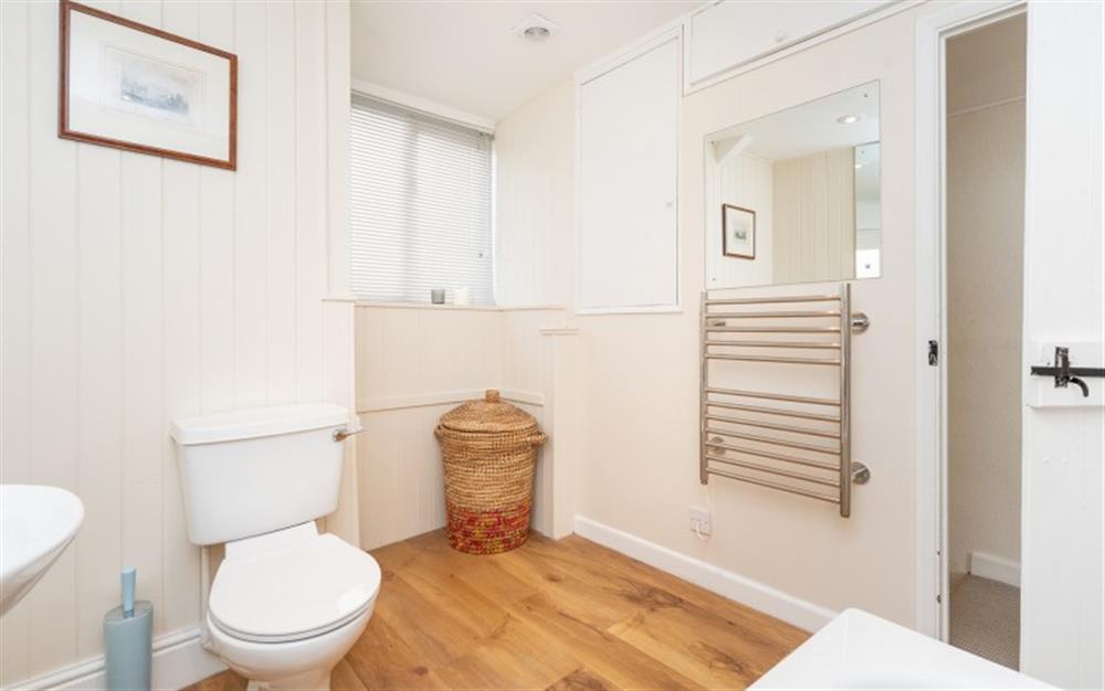 The family bathroom (photo 2) at Cob Cottage (Buckley Street) in Salcombe