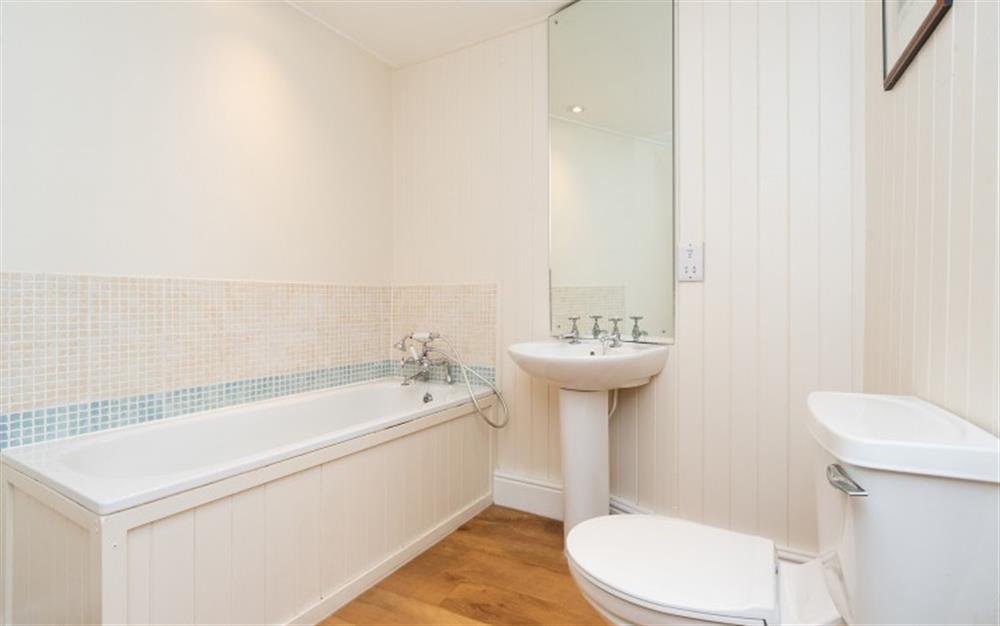 The family bathroom at Cob Cottage (Buckley Street) in Salcombe