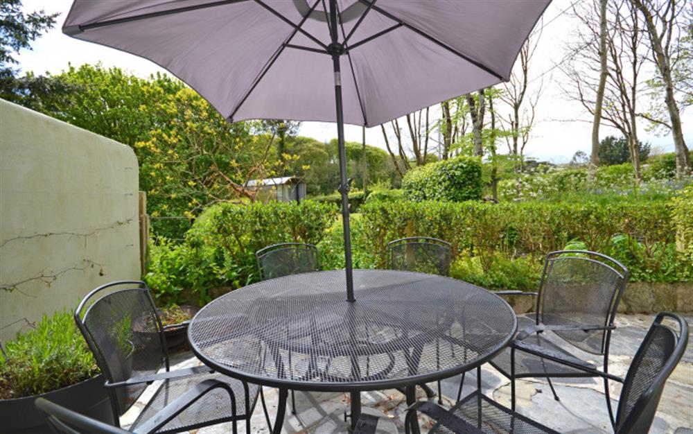 A fabulous outside table and chairs on the patio. at Cob Cottage in Kingsbridge
