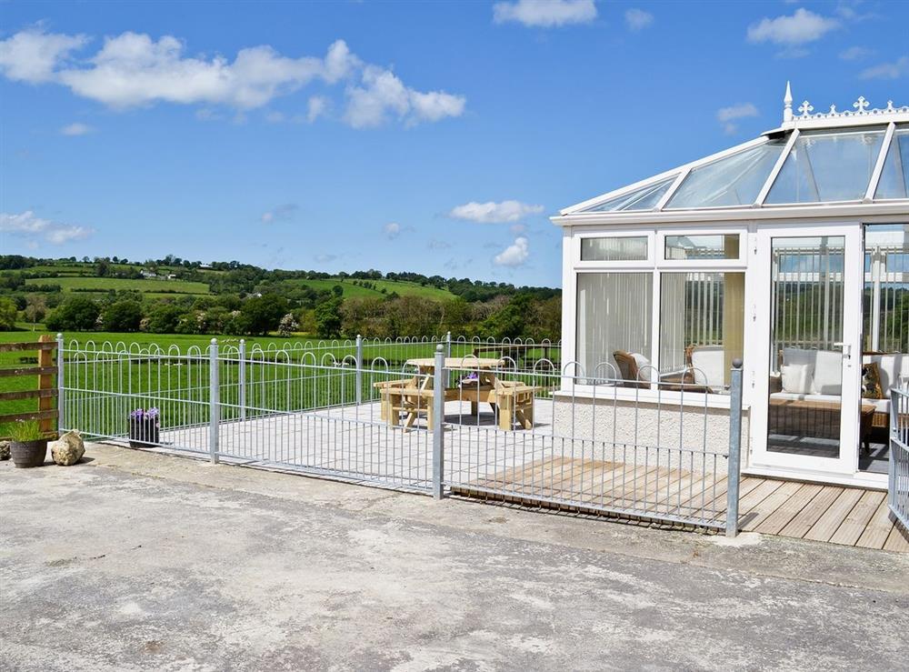 Sitting-out-area at Cob Cottage in Tregaron, Dyfed