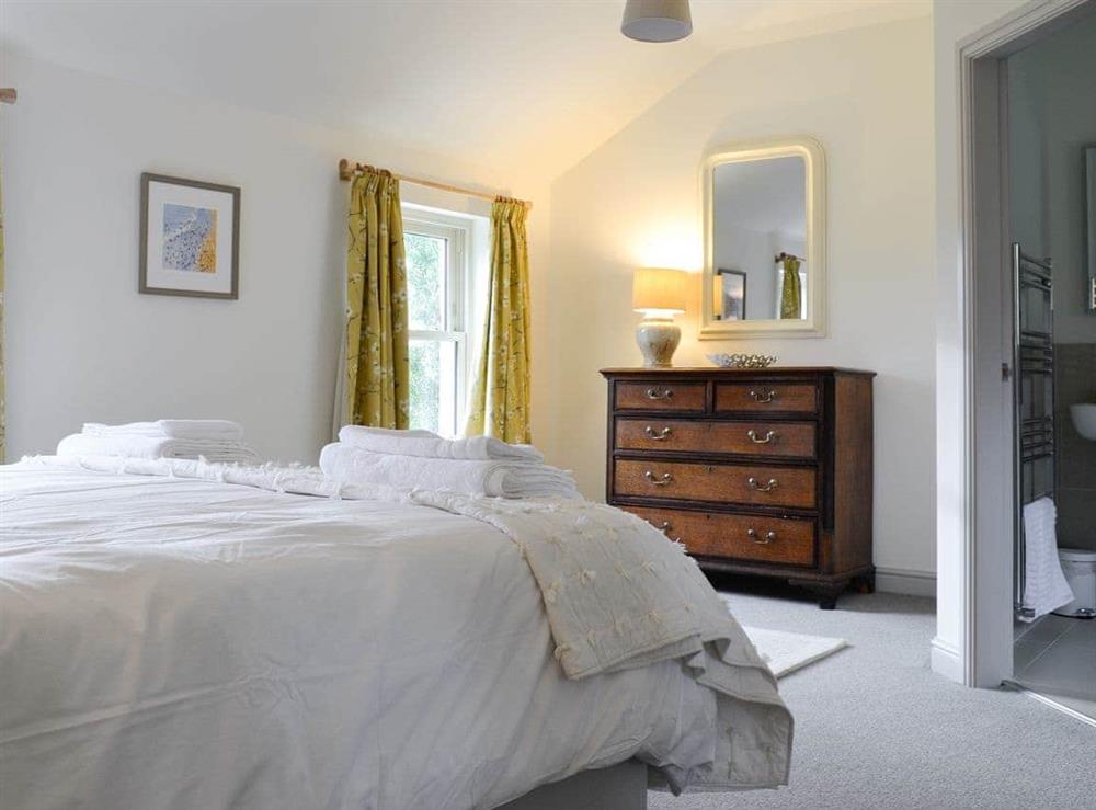 Master bedroom with en- suite (photo 2) at Cobblers Cottage in Ripley, near Harrogate, North Yorkshire