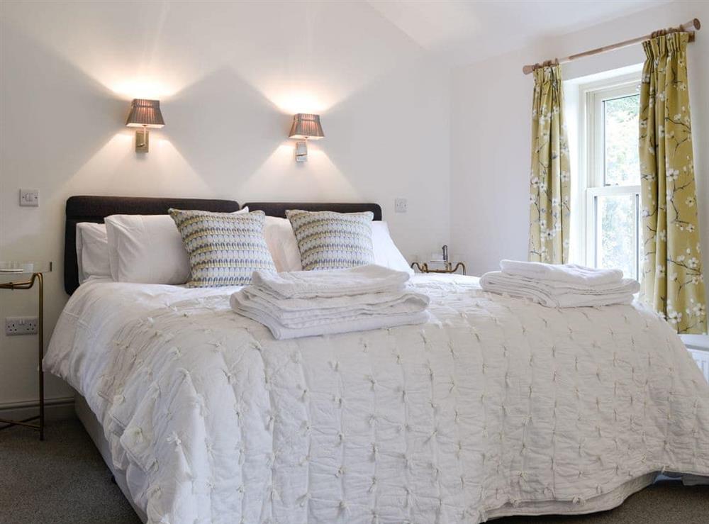 Master bedroom with en- suite at Cobblers Cottage in Ripley, near Harrogate, North Yorkshire
