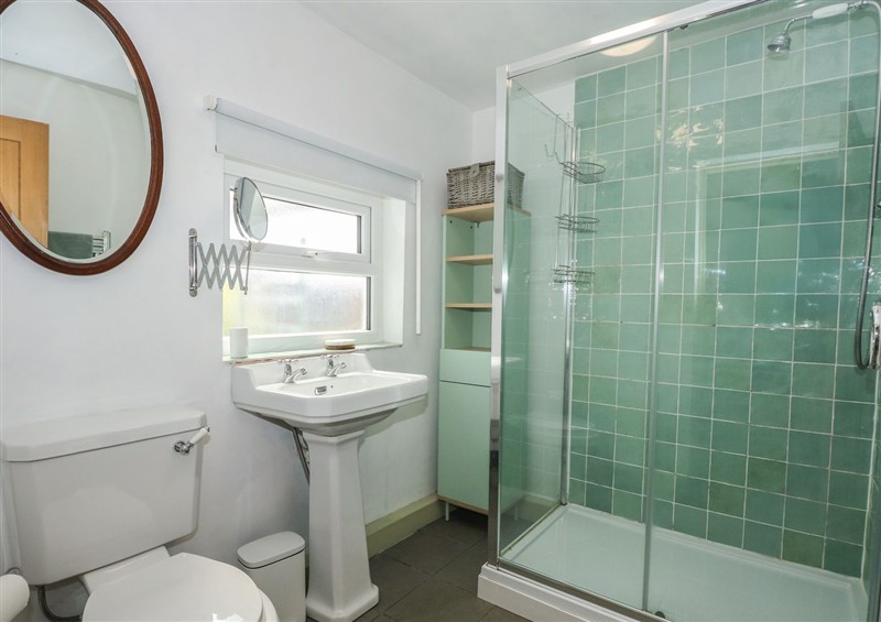 The bathroom at Cobweb Cottage, Waunfawr