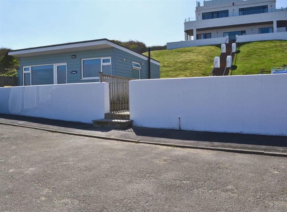 Cockle Cabin in Flat Cliffs, near Primrose Valley, North Yorkshire sleeps 4