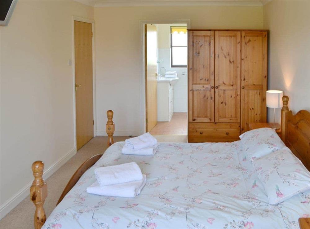 Comfy double bedroom with en-suite at Cockleshell Cottage in Sea Palling, Norfolk