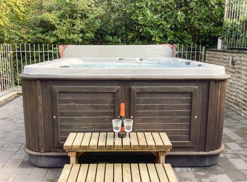 Hot tub (photo 2) at Cofastre in Pilton, Somerset