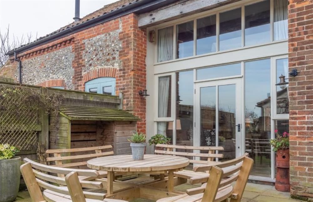 Rear garden with patio dining and barbecue at Cog Cottage, Great Walsingham