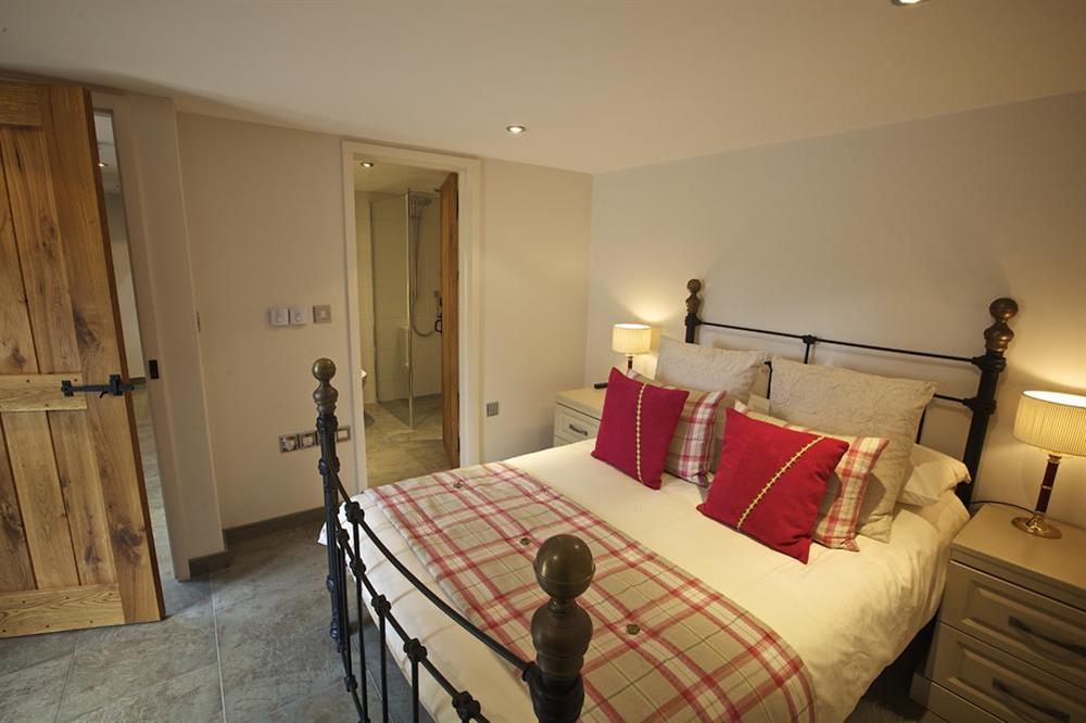 Master double bedroom with en suite shower room at Cola's Tonne in , Salcombe