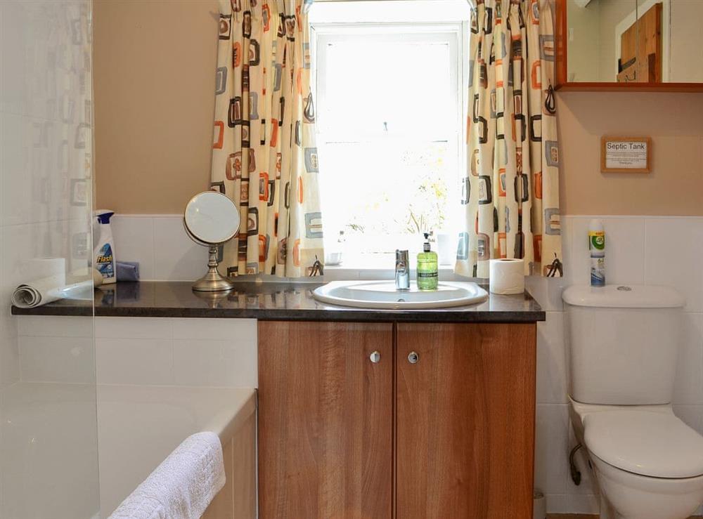 En-suite bathroom at Collalis in Gartocharn, near Balloch, Dumbartonshire
