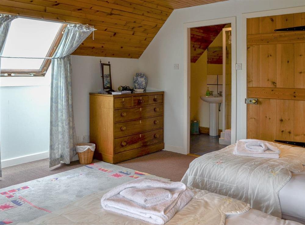 Twin bedroom with en-suite at Collalis in Gartocharn, near Balloch, Dumbartonshire
