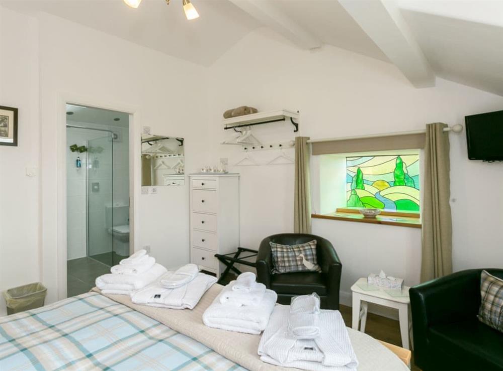 Excellent double bedroom with en-suite at Commons Farm Cottage in Wadsworth, near Hebden Bridge, West Yorkshire